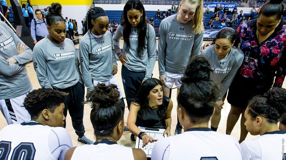 wbb team huddle del preore
