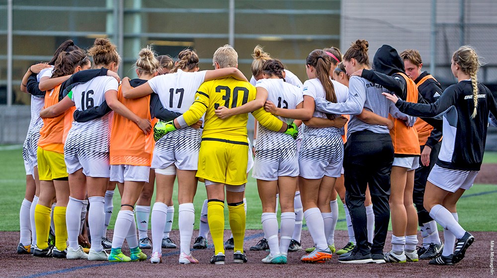 2017 WSoc Team Huddle 2